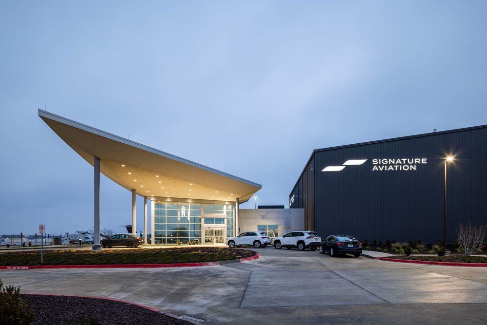 Signature FBO at Des Moines Int’l Airport, external at night