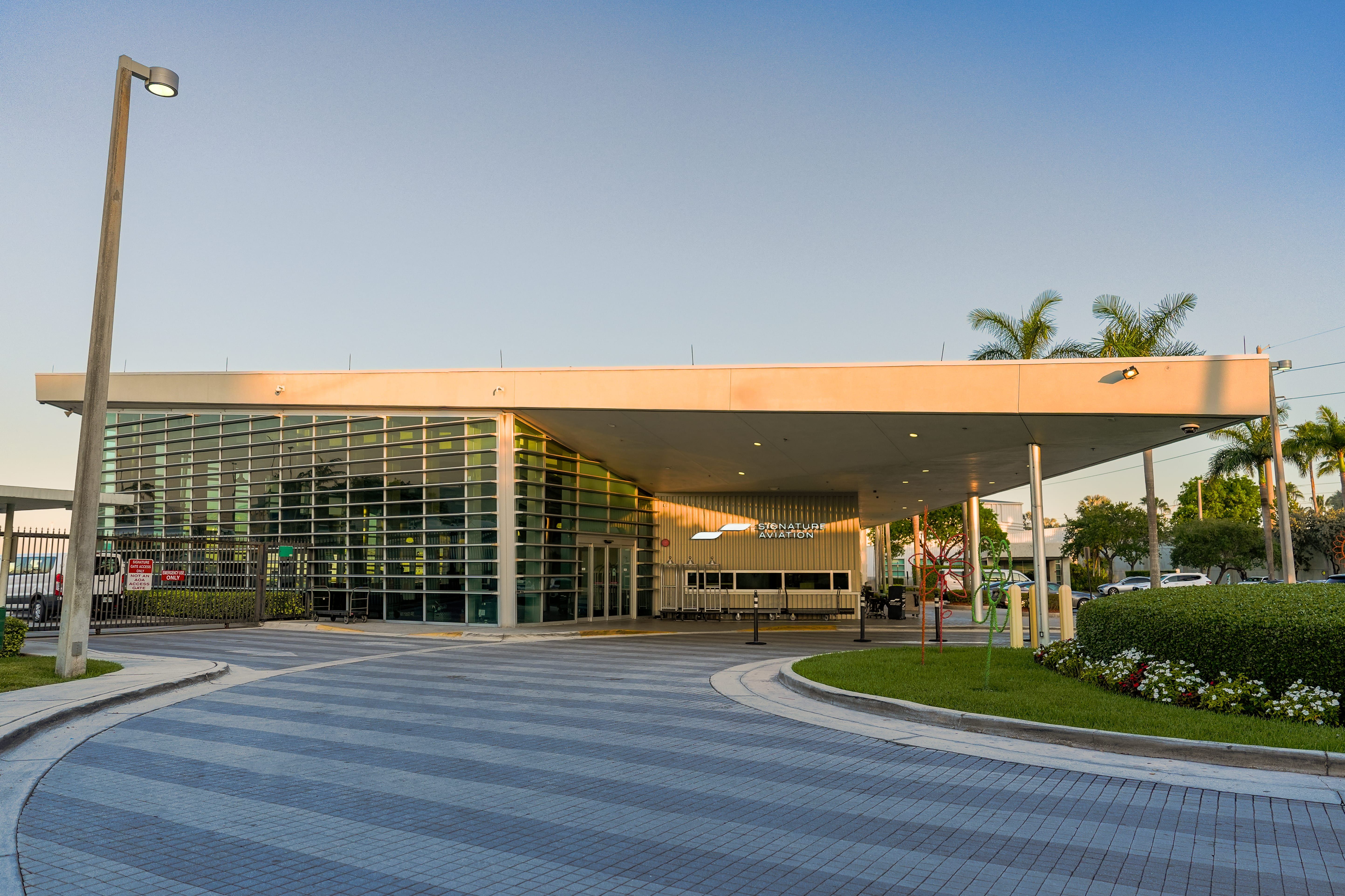 Signature MIA - Front Gate