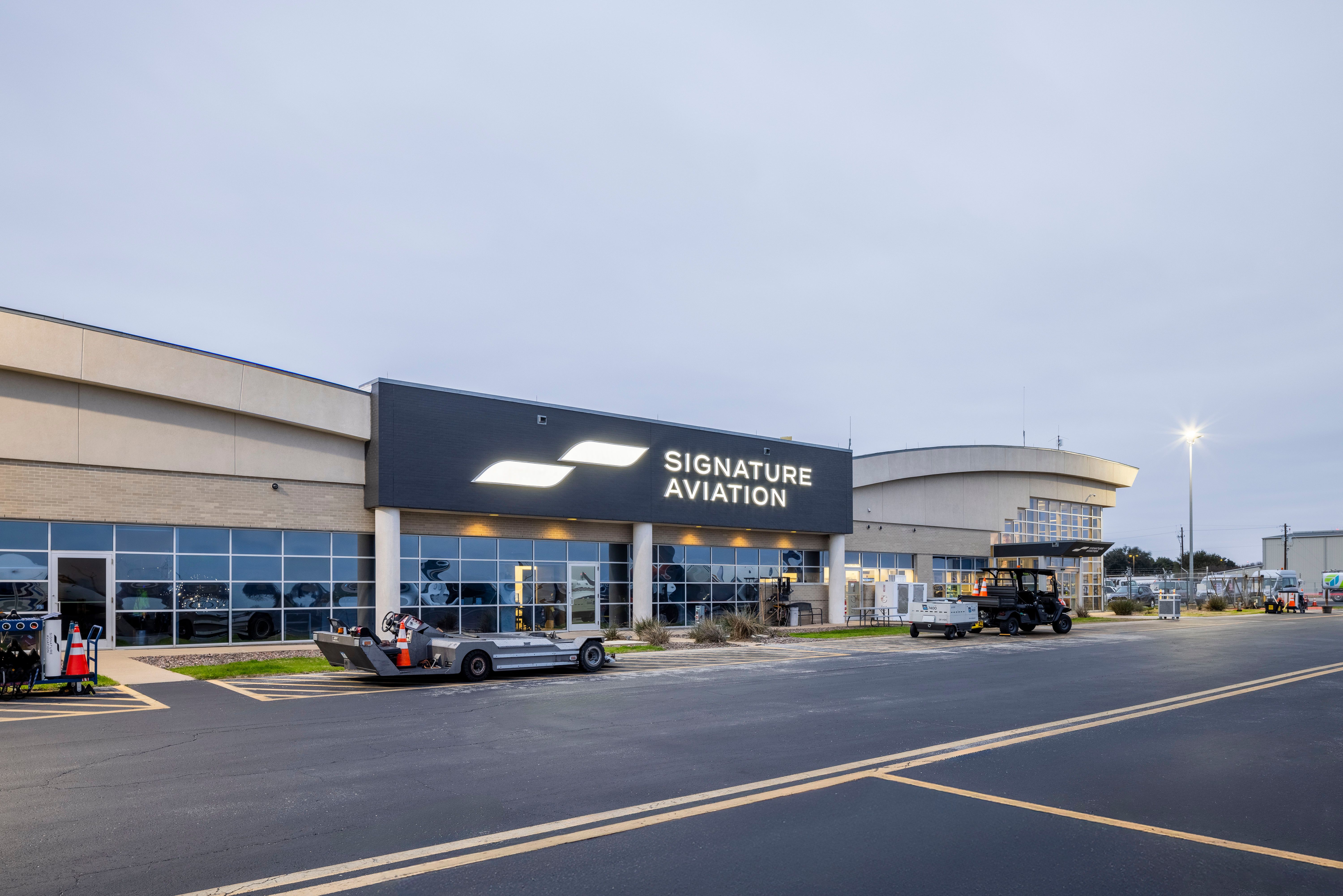Exterior view of Signature Aviation at Austin-Bergstrom International Airport (AUS), a full-service FBO serving business aviation travelers during the Formula 1 United States Grand Prix in Austin.