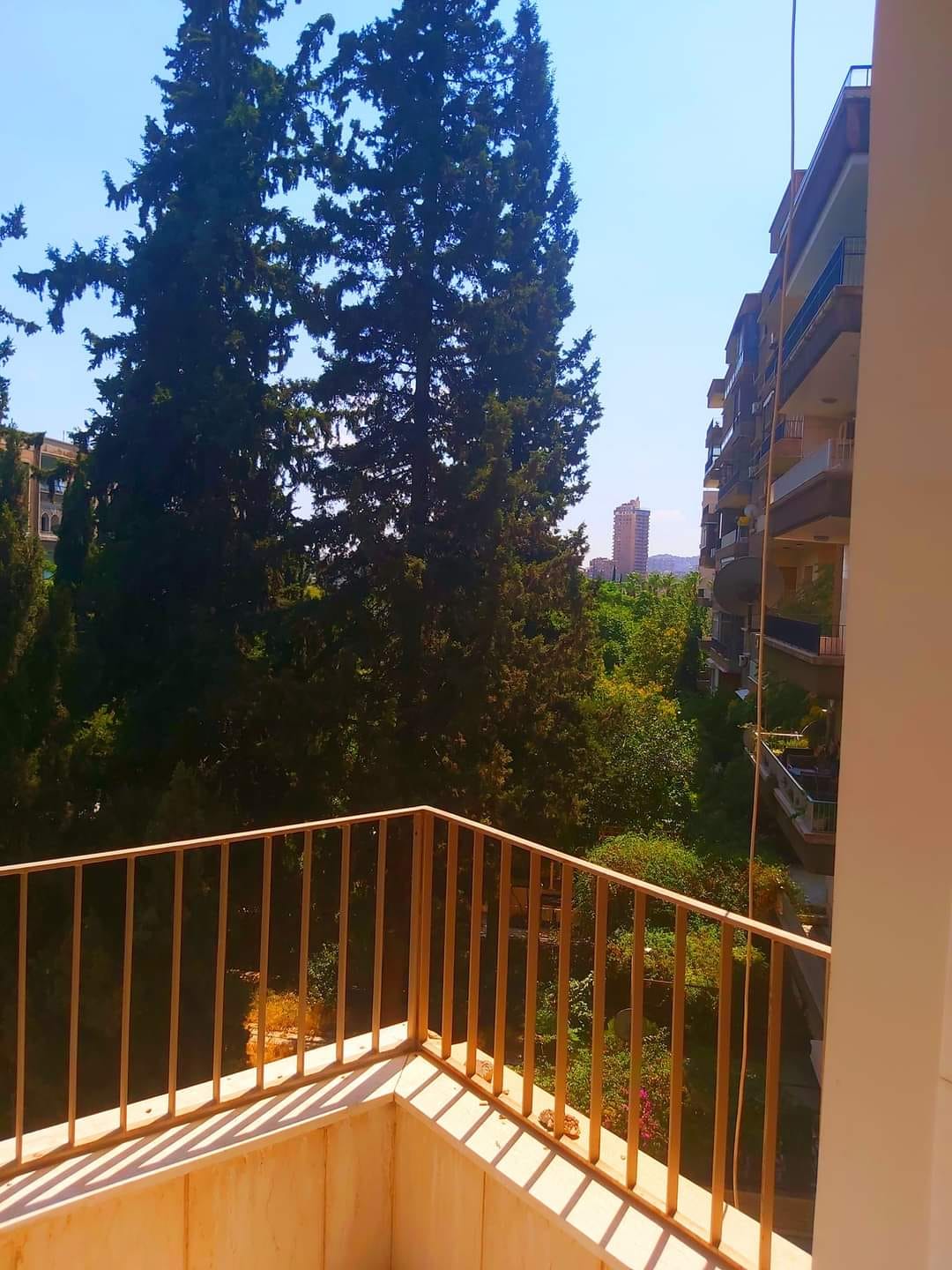 شقة سكنية للـبيع في أبو رمانة