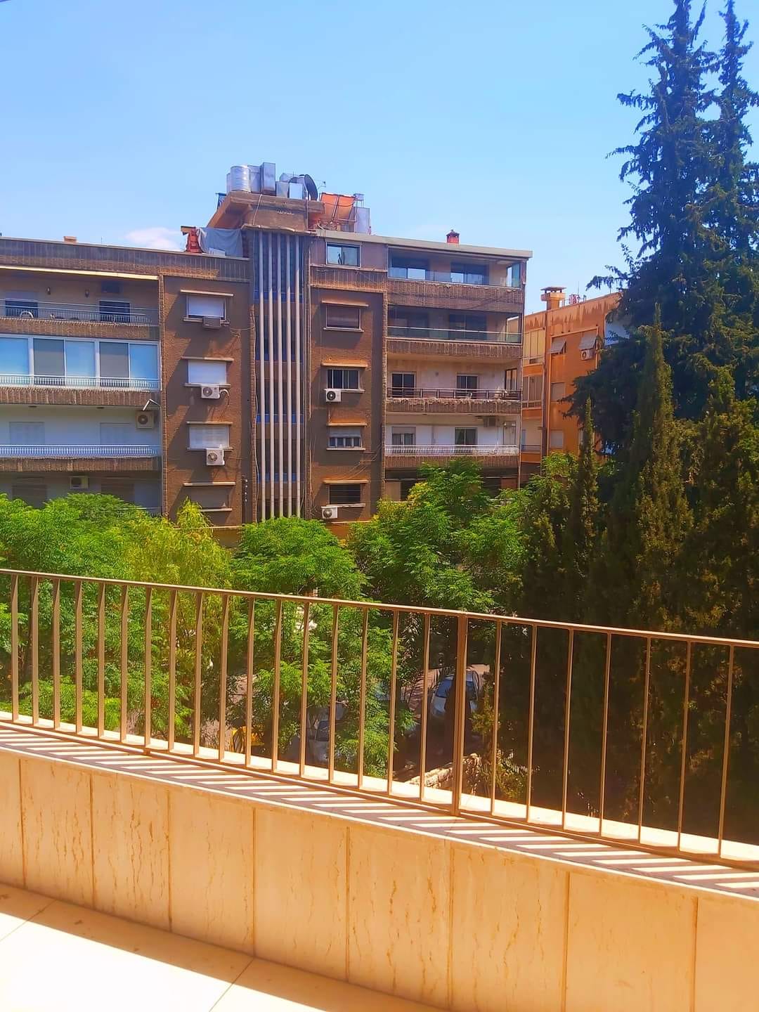 شقة سكنية للـبيع في أبو رمانة