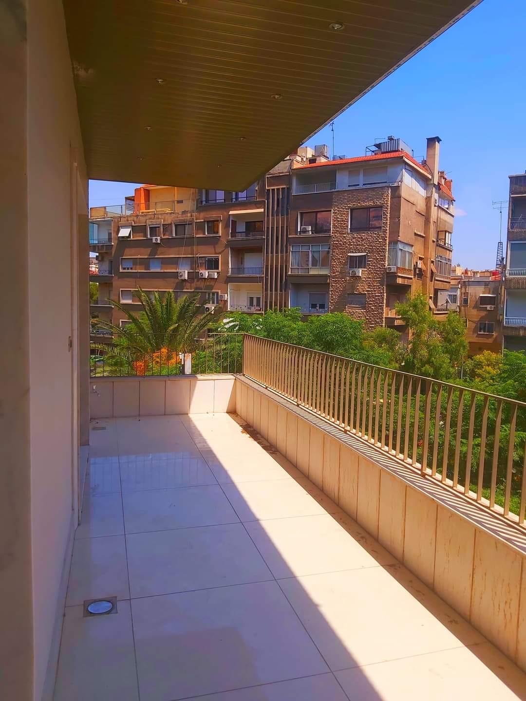 شقة سكنية للـبيع في أبو رمانة