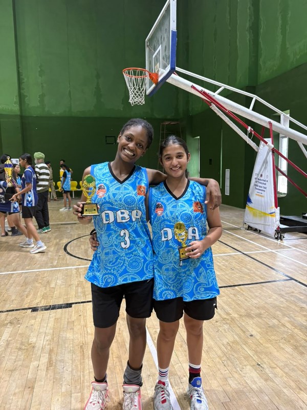 École at the District Basketball Championship