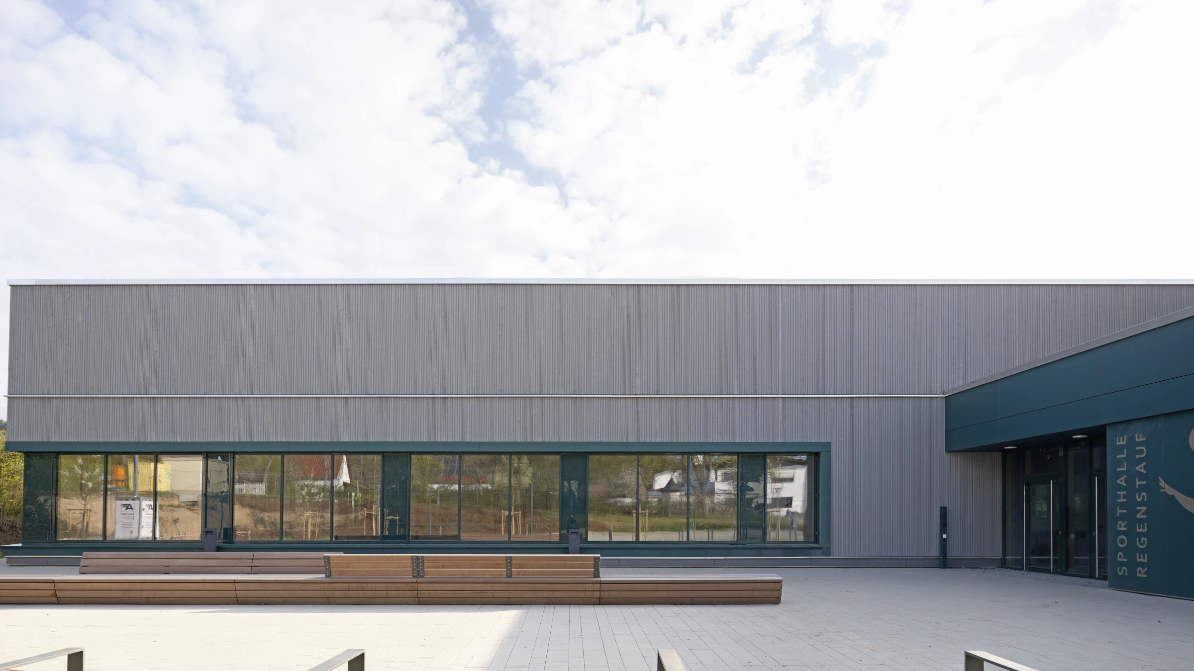 Haupteingang der neuen Sporthalle
