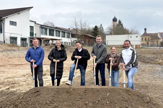 Spatenstich in Schwarzach