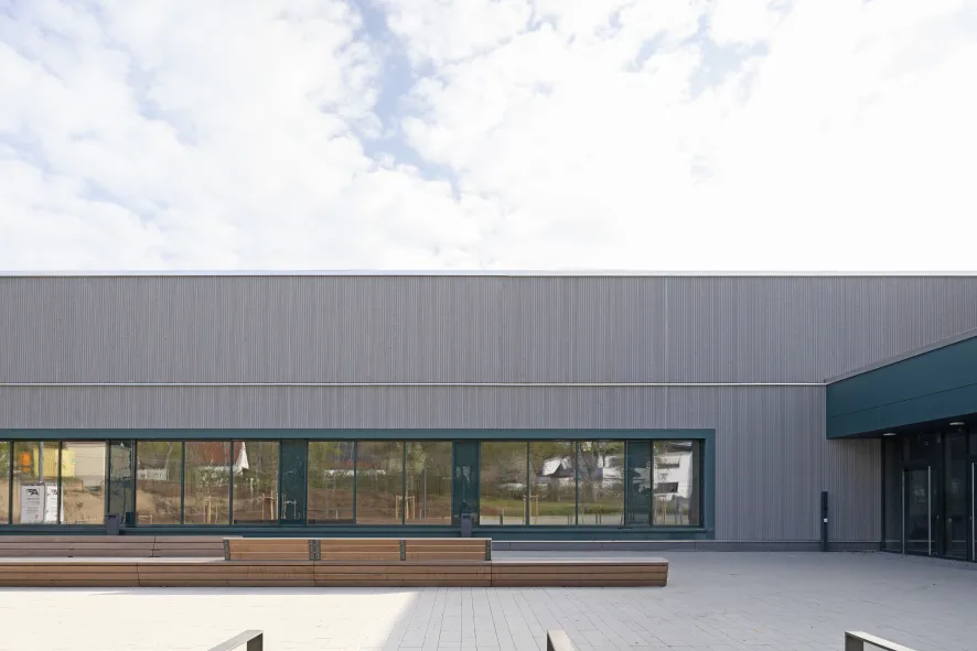 Haupteingang der neuen Sporthalle