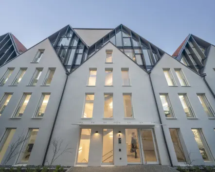 Das Hauptgebäude, ein feingliedriger Neubau