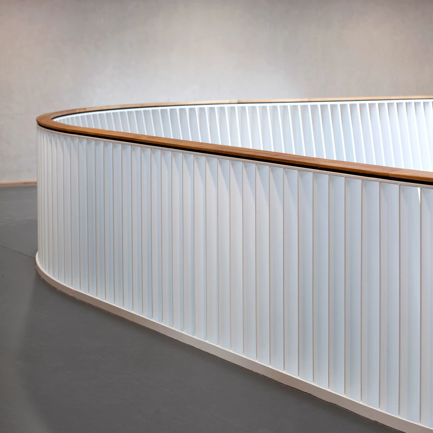 Schräg gestellte Geländer-Lamellen