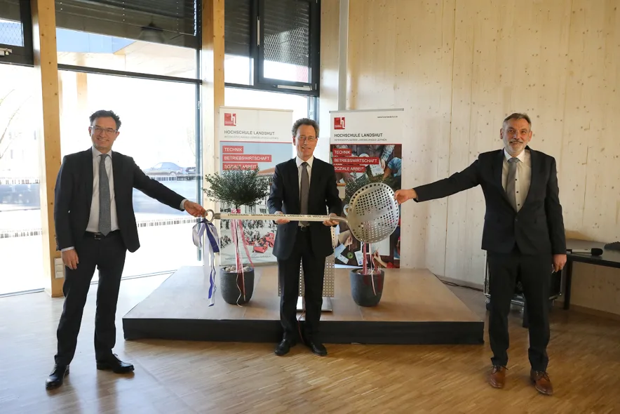 v.l.n.r: Ministerialdirigent Christian Schoppik, Hochschulpräsident Prof. Dr. Fritz Pörnbacher und Gerhard Kriegereit, Leiter des Staatlichen Bauamtes Landshut