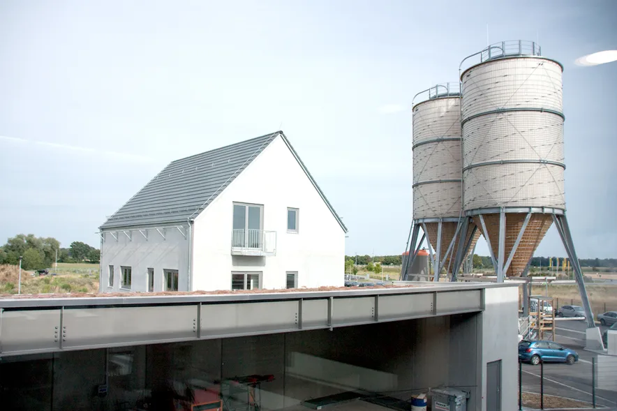 Blick auf das Feuerwehrsimulationshaus und die Salzsilos