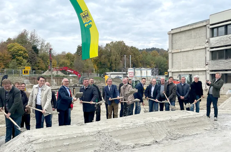 Spatenstich mit zahlreichen Vertretern aus Politik und Schule