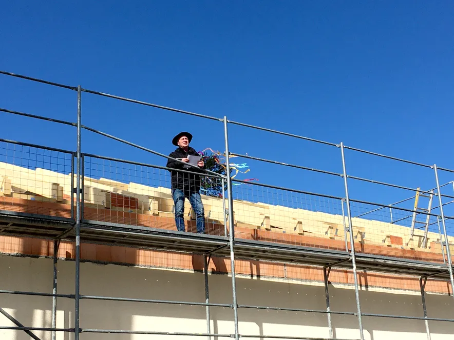 Edwin Mühlbauer (Zimmerei Mühlbauer) beim Richtspruch