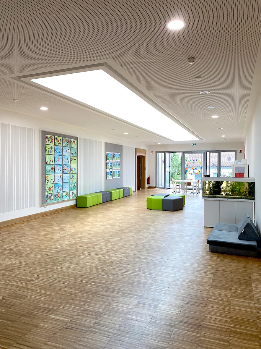 Aufenthaltsbereich im Neubau der Schule