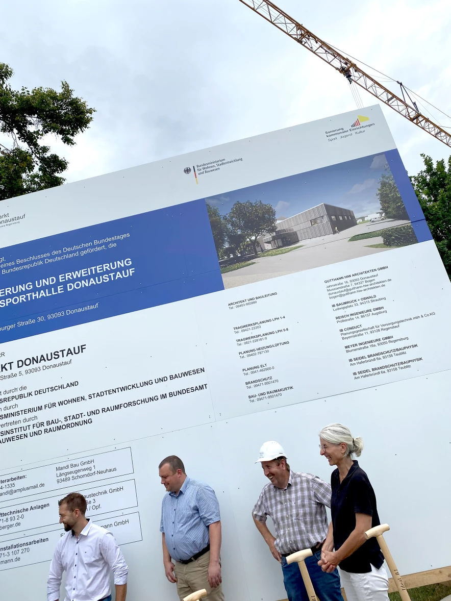 Bautafel Erweiterung und Sanierung Sporthalle Donaustauf