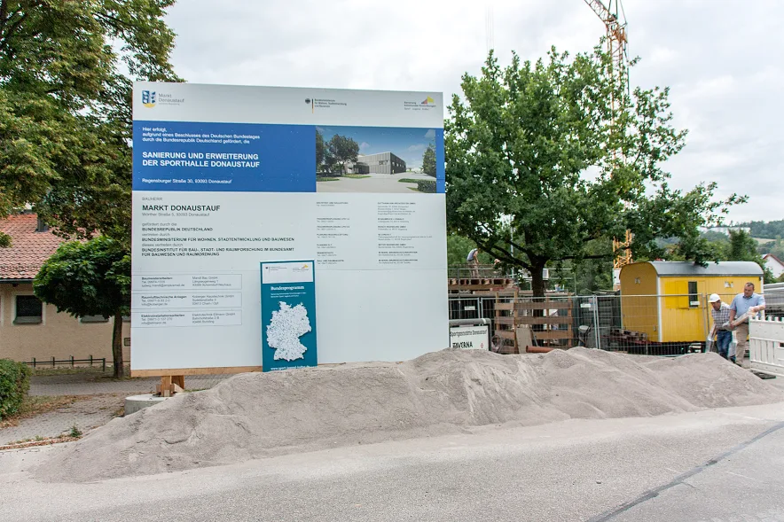 Bautafel Sanierung und Erweiterung Sporthalle Donaustauf