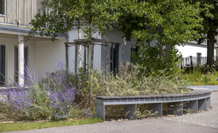 Sitzbänke am Haupteingang