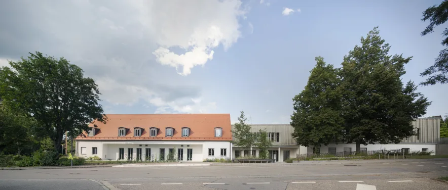 Gesamtansicht - Sanierung und Erweiterung