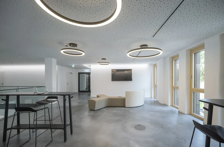 Offene Flure mit Sitzgruppen die zur Kommunikation einladen