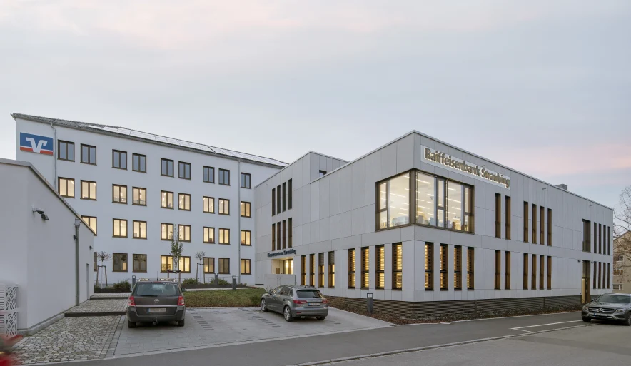 Außenansicht mit Haupteingang