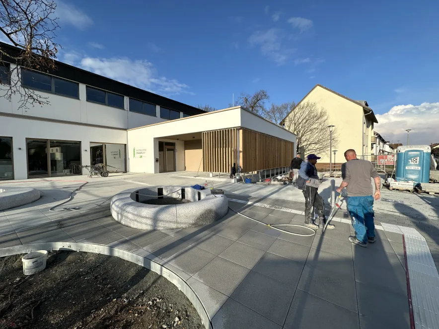 Im Außenbereich der Stadtbibliothek wird noch fleißig gearbeitet