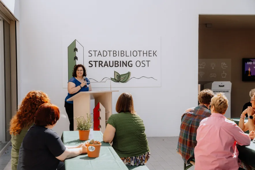 Bibliotheksleiterin Regina Herbst bei Ihrer Eröffnungsrede