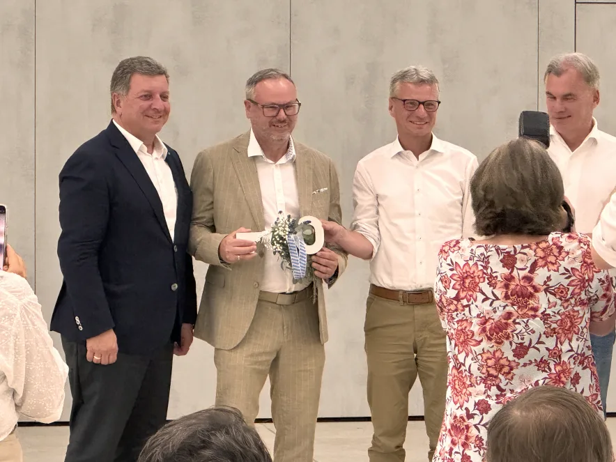 Schlüsselübergabe an Schulleiter OStD Christian Alt