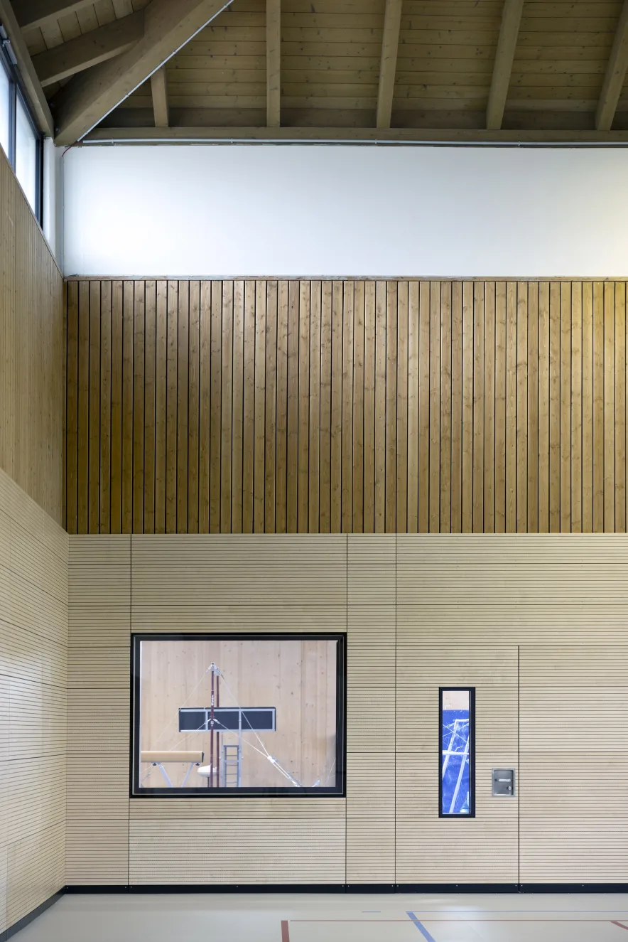 Durchblick zur neuen Trainingshalle