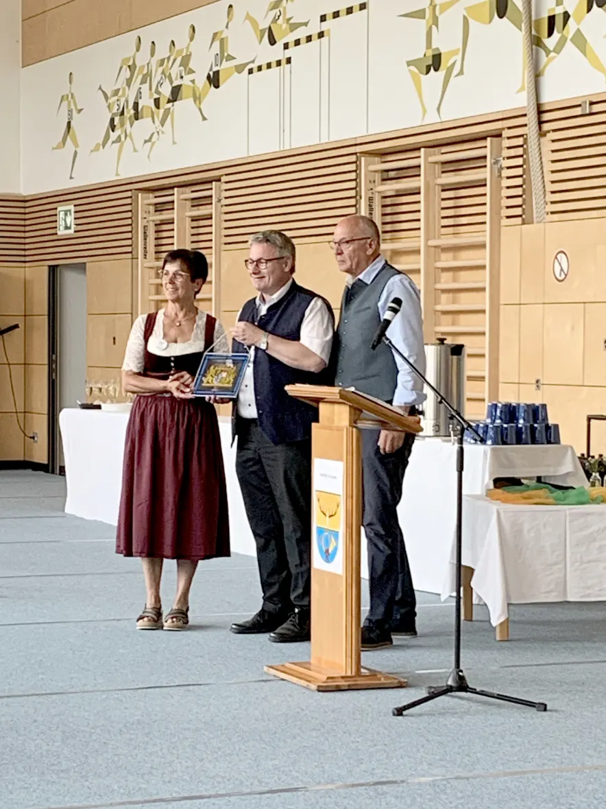 Kindergartenleitung Rosi Deser, Landtagsabgeordneter Josef Zellmeier, 1. Bürgermeister Max Dietl