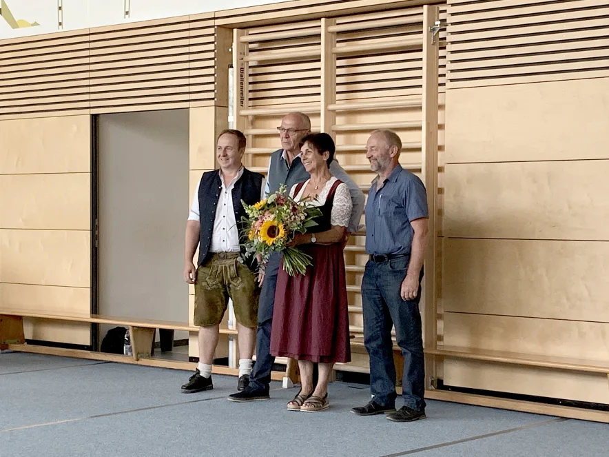 Kindergartenleitung Rosi Deser mit 2. Bgm. Florian Fuchs, 1. Bgm. Max Dietl und 3. Bgm. Johann Stahl