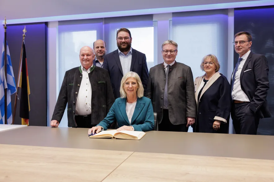 Eintragung ins „Goldene Buch“ der Gemeinde Leiblfing