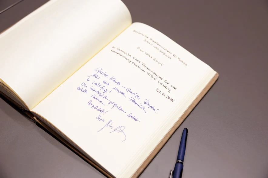 "Starke Kinder – starkes Bayern"; Eintrag im "Goldenen Buch"