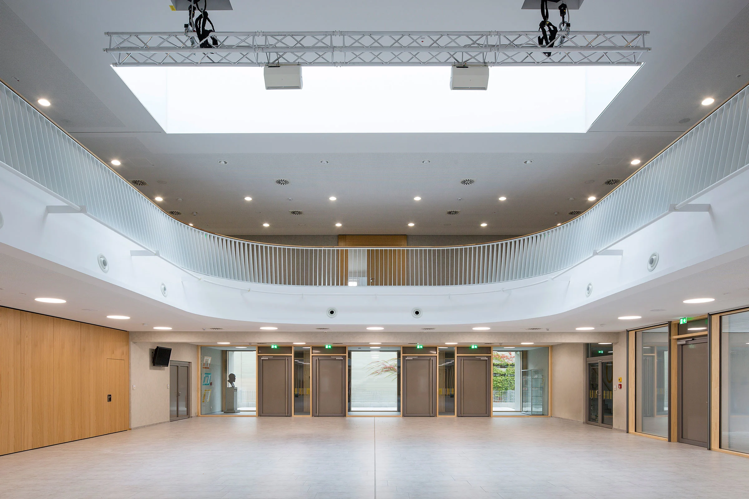 Zweigeschossige Pausenhalle