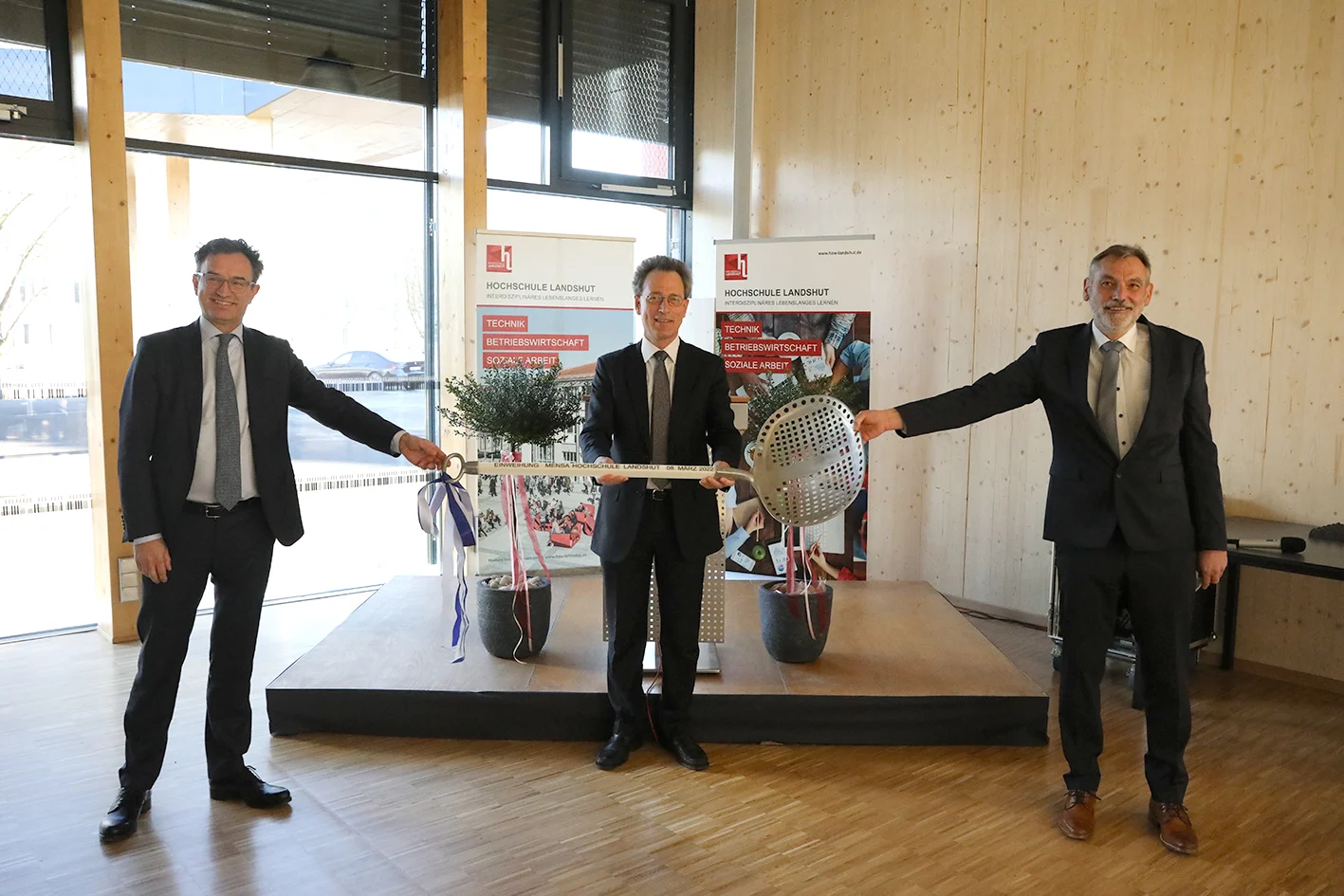 v.l.n.r: Ministerialdirigent Christian Schoppik, Hochschulpräsident Prof. Dr. Fritz Pörnbacher und Gerhard Kriegereit, Leiter des Staatlichen Bauamtes Landshut