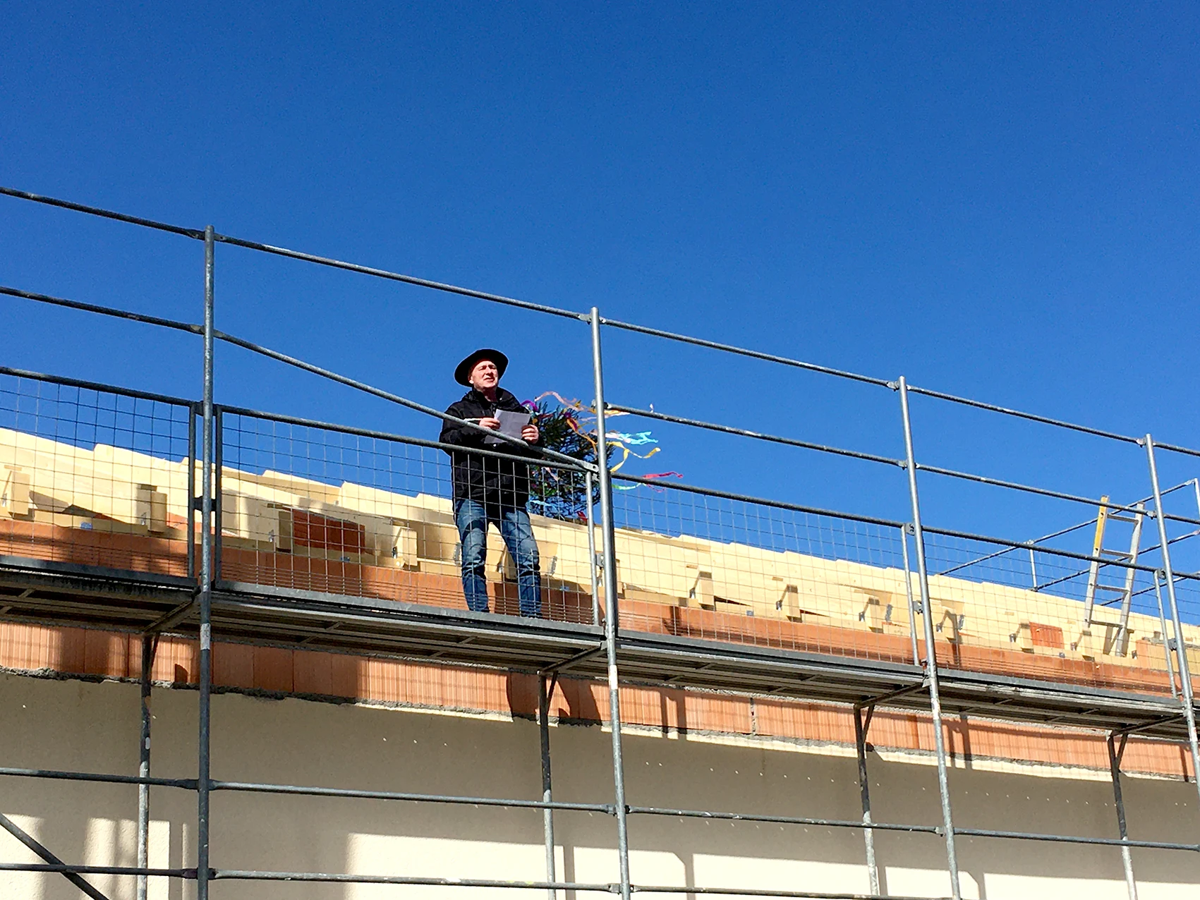 Edwin Mühlbauer (Zimmerei Mühlbauer) beim Richtspruch