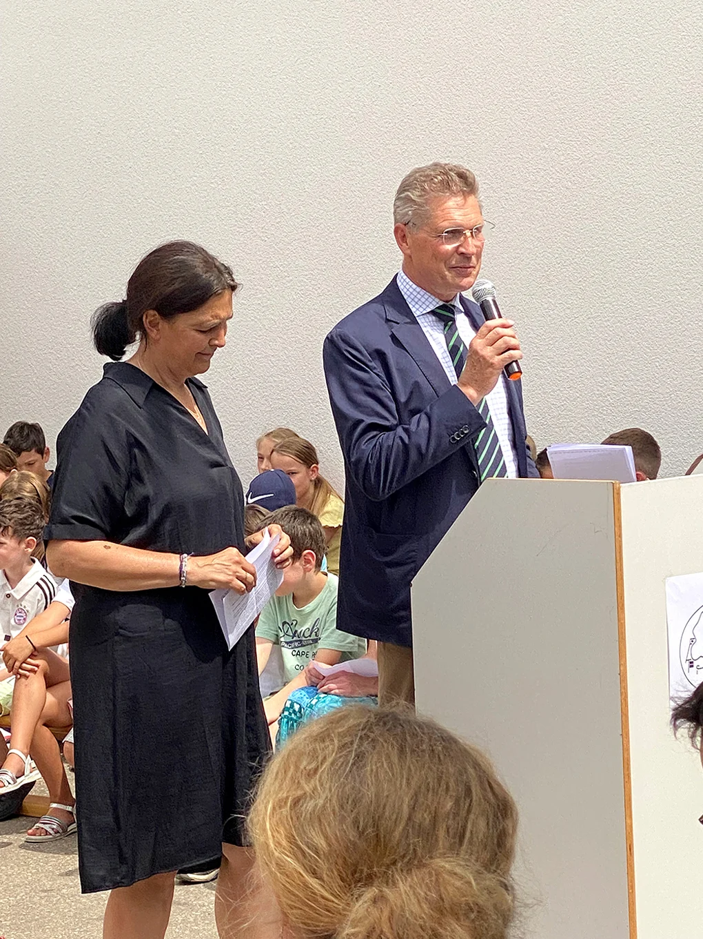 Thomas Scheuerer, 1. Bürgermeister mit Alexandra Thannhäuser, Rektorin