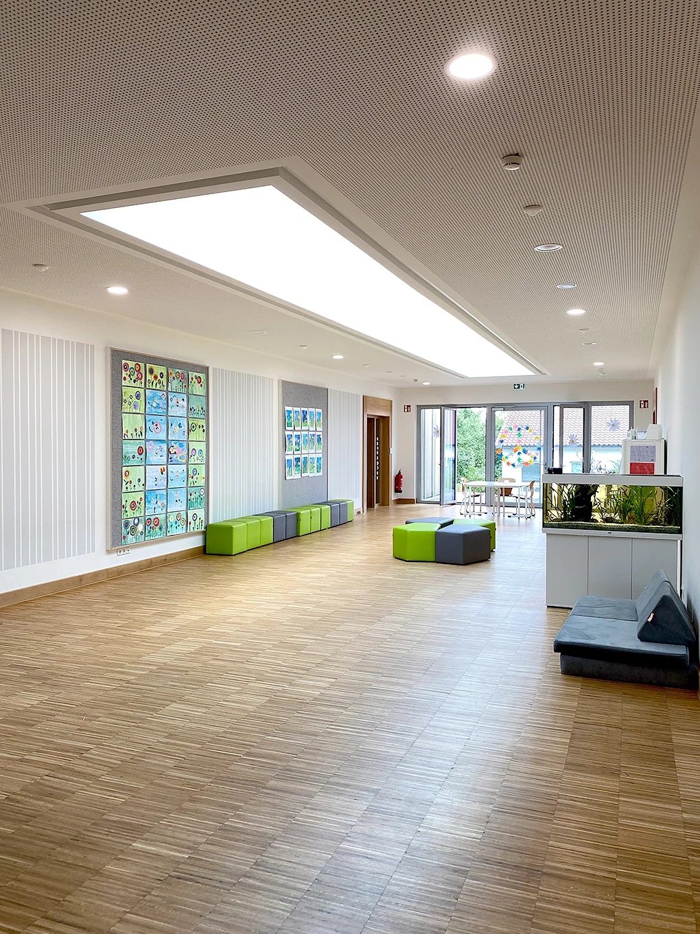 Aufenthaltsbereich im Neubau der Schule