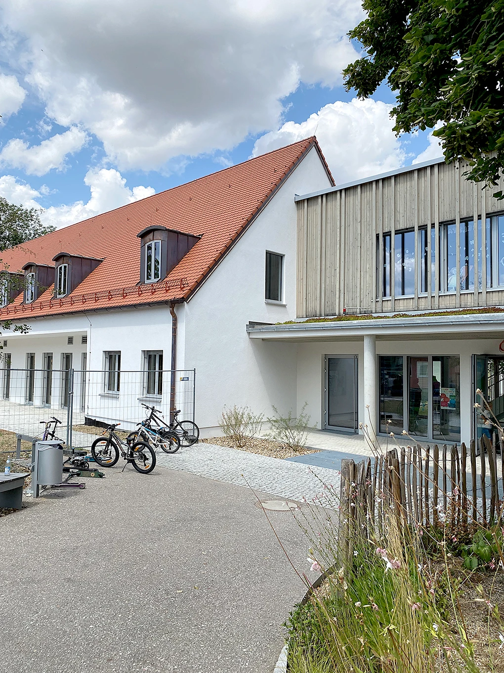 Verbindungsbau zwischen Bestand und Neubau