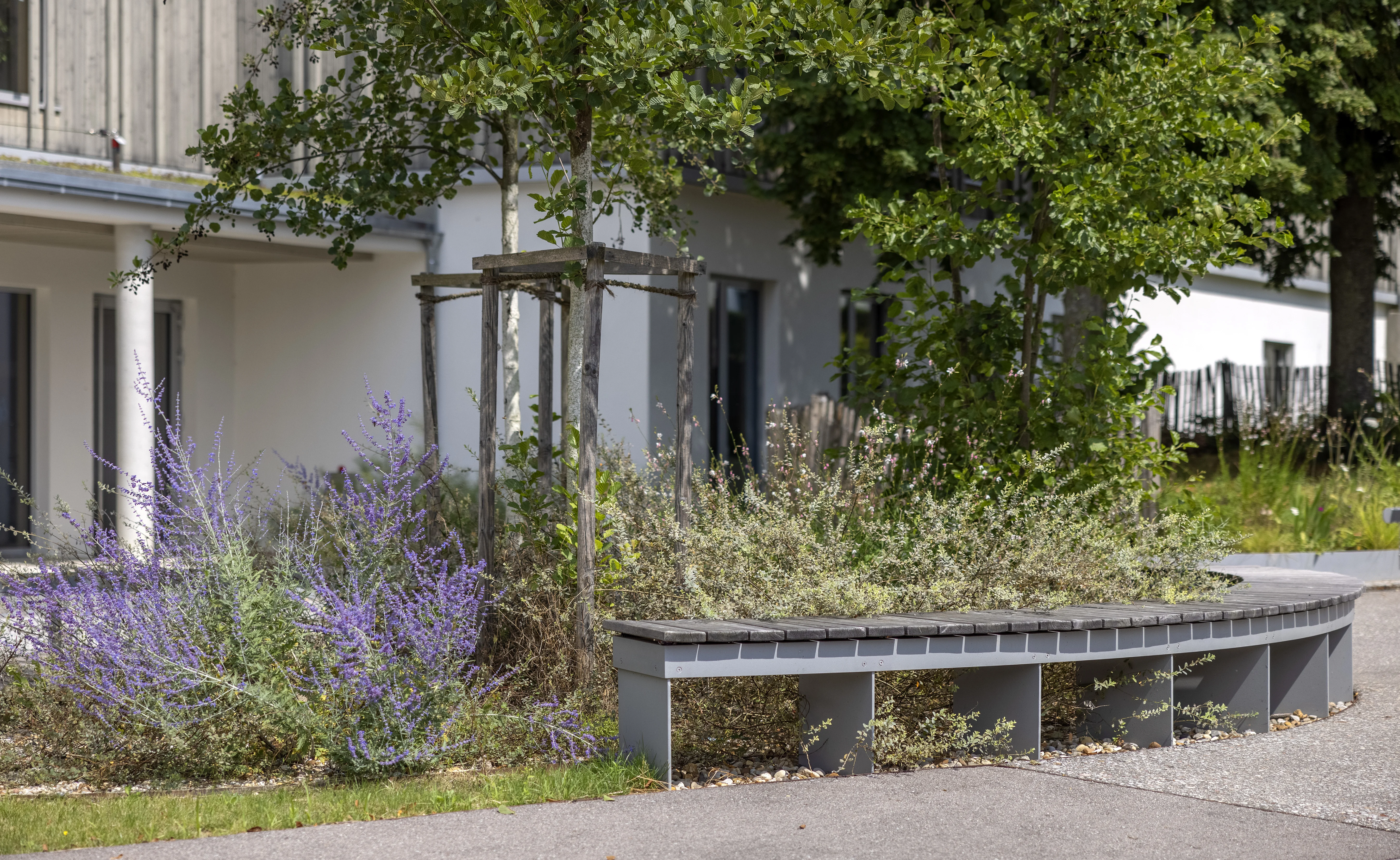 Sitzbänke am Haupteingang