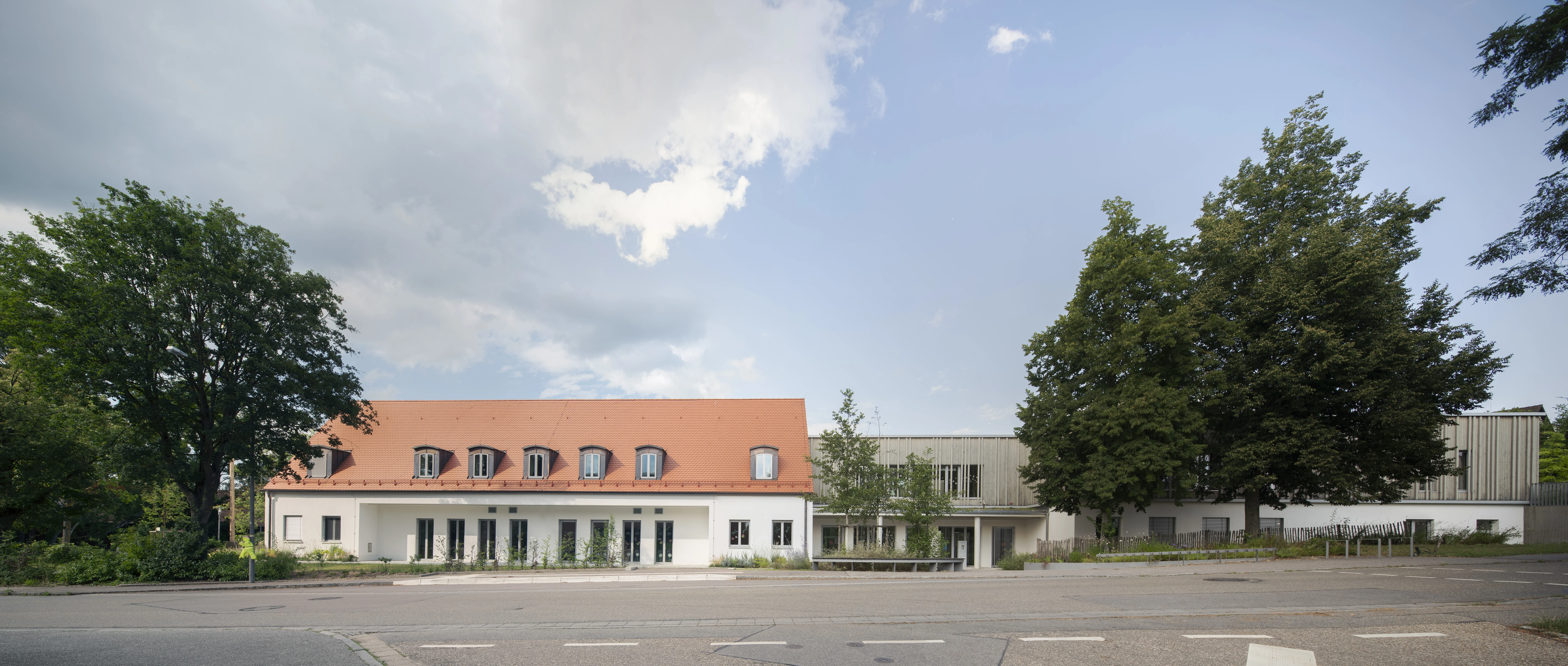 Gesamtansicht - Sanierung und Erweiterung