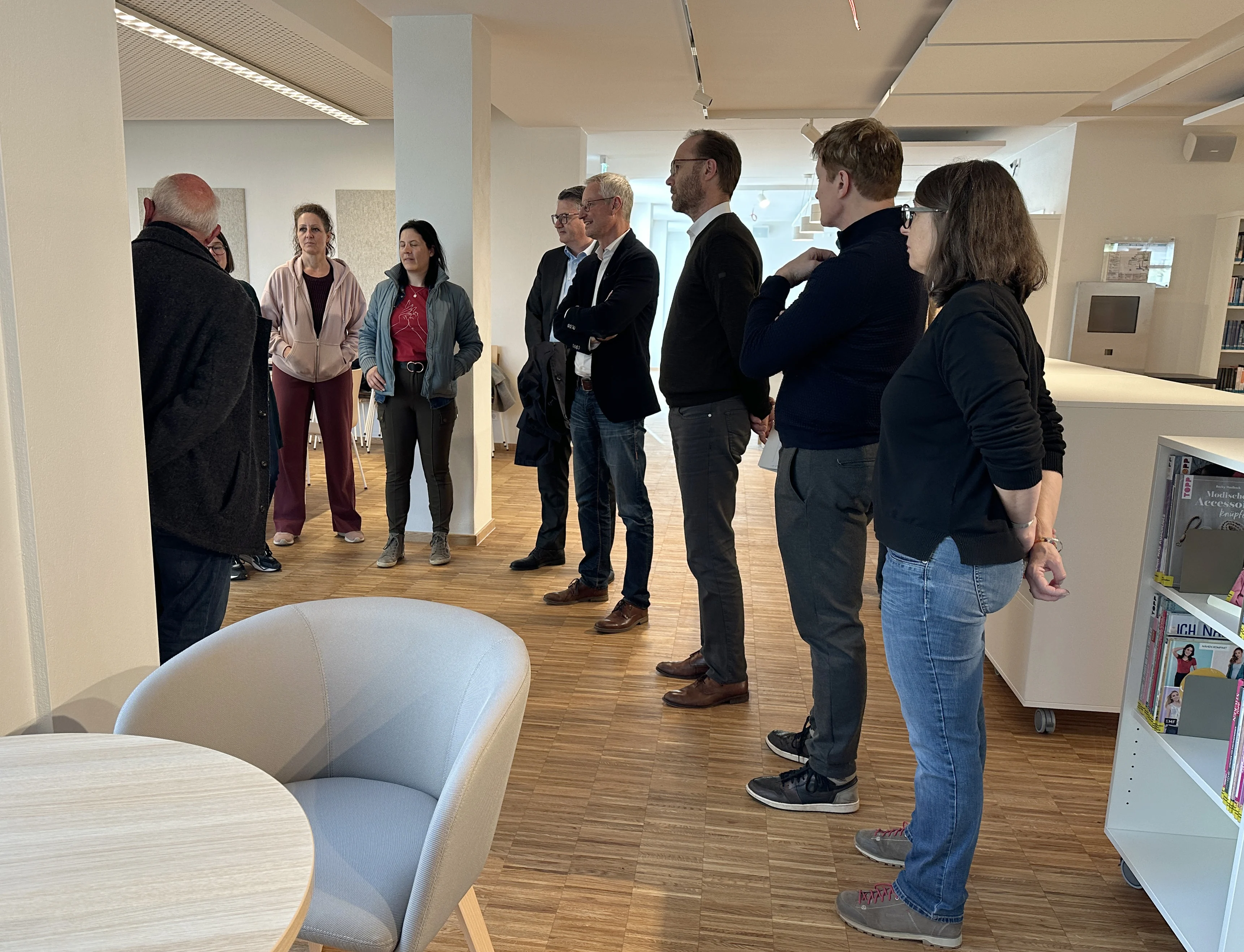 Der erste Rundgang in der neuen Bücherei