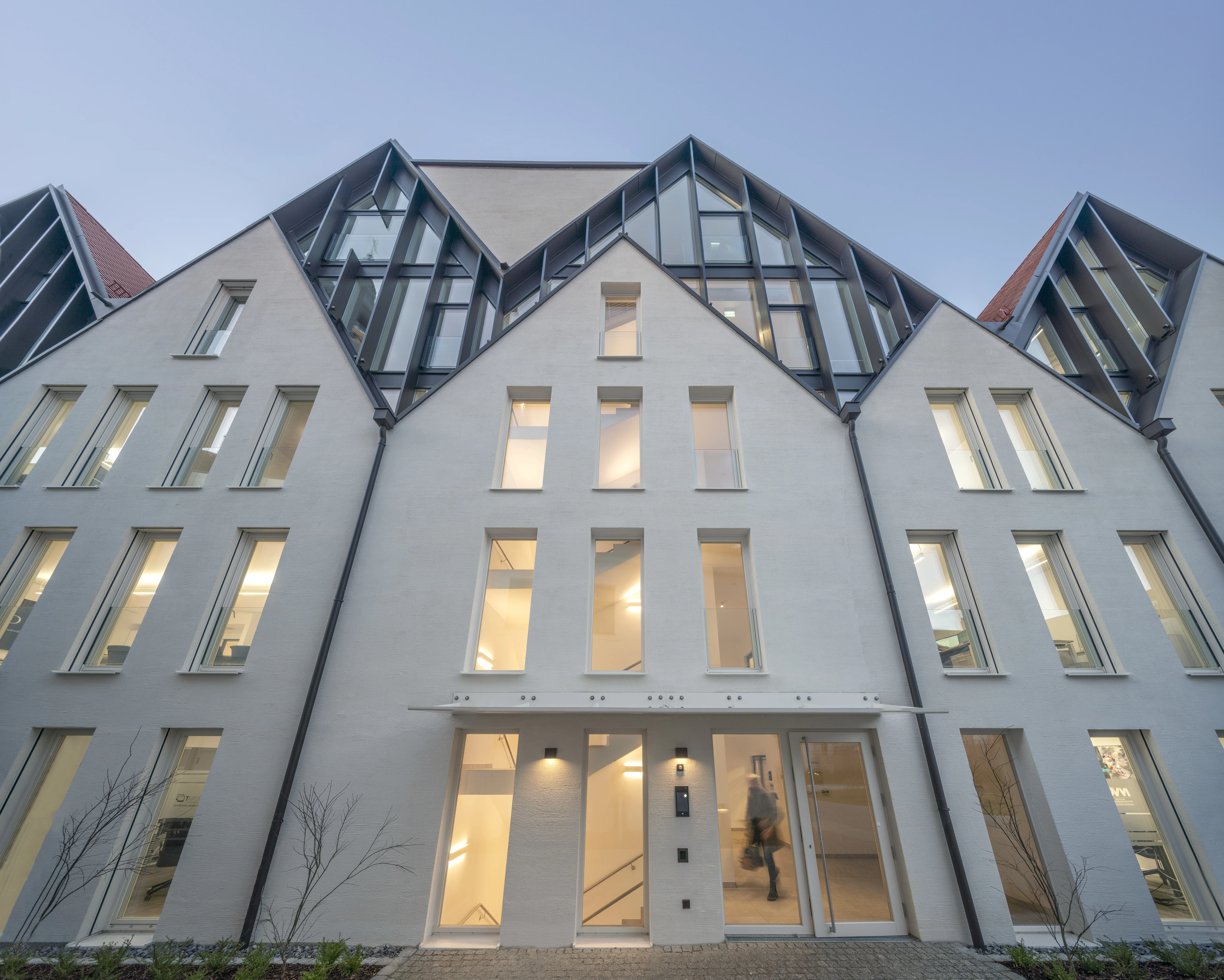 Das Hauptgebäude, ein feingliedriger Neubau