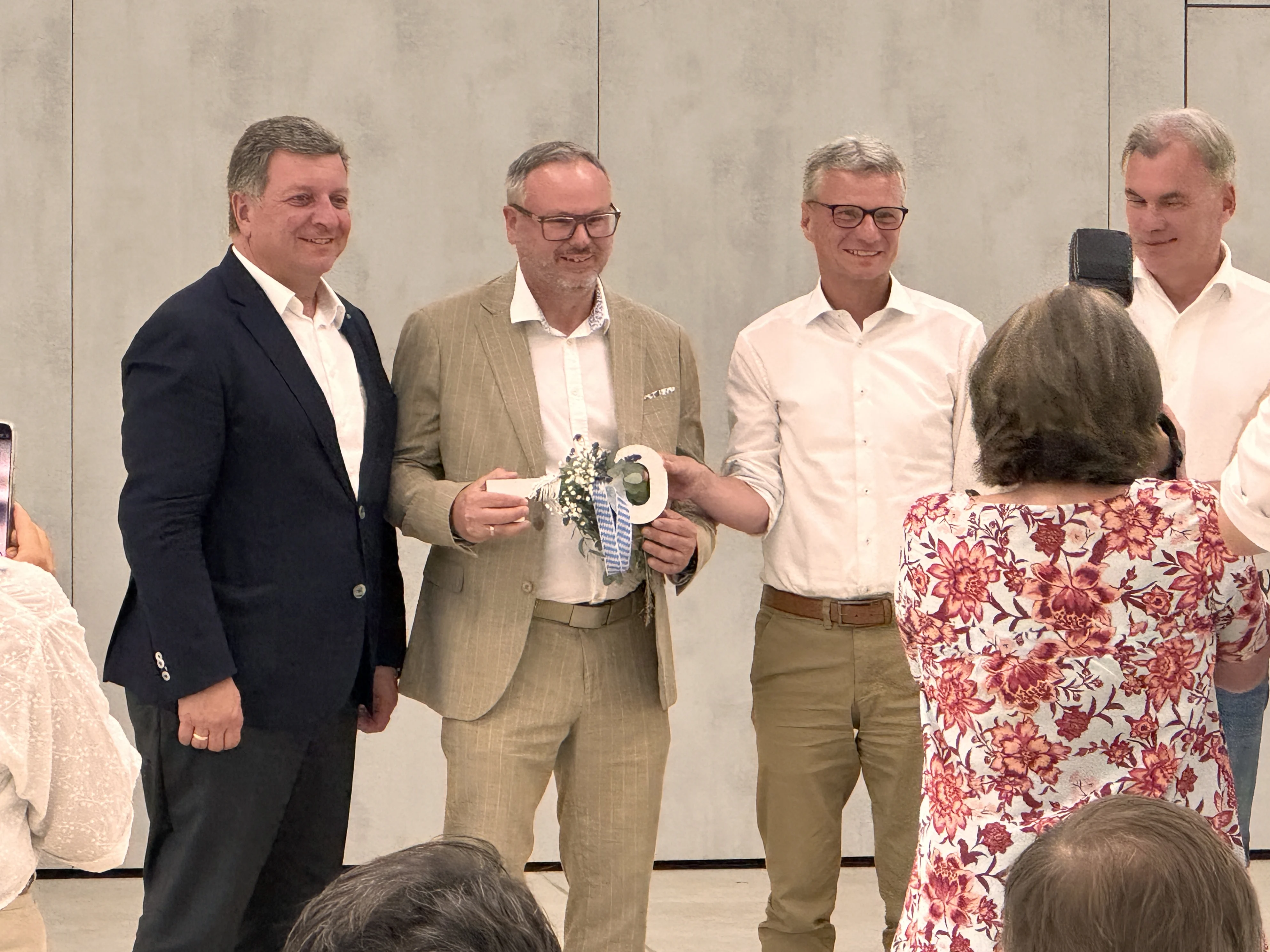 Schlüsselübergabe an Schulleiter OStD Christian Alt