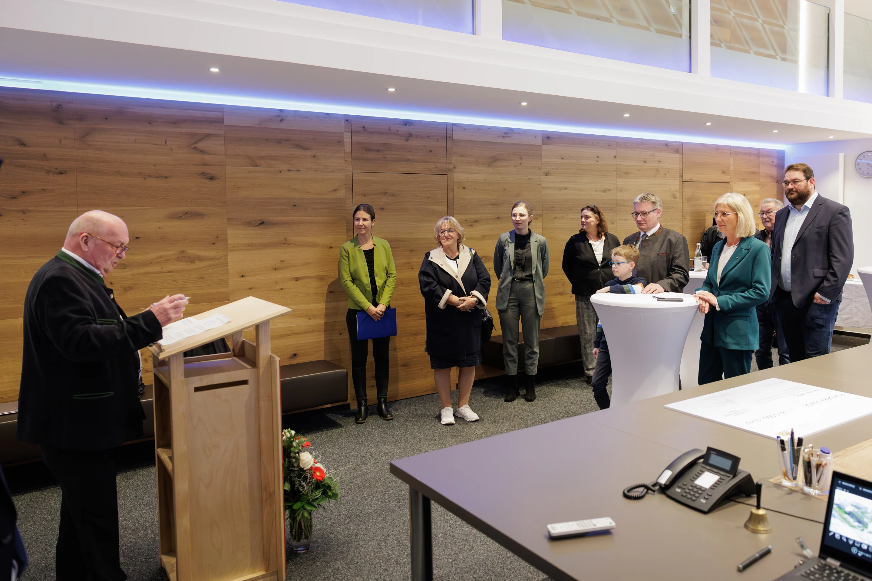 Begrüßung der beiden Landtagsabgeordneten Josef Zellmeier und Tobias Beck sowie Anna Vogt und Kindergartenleiterin Claudia Rolke und alle weiteren Gäste