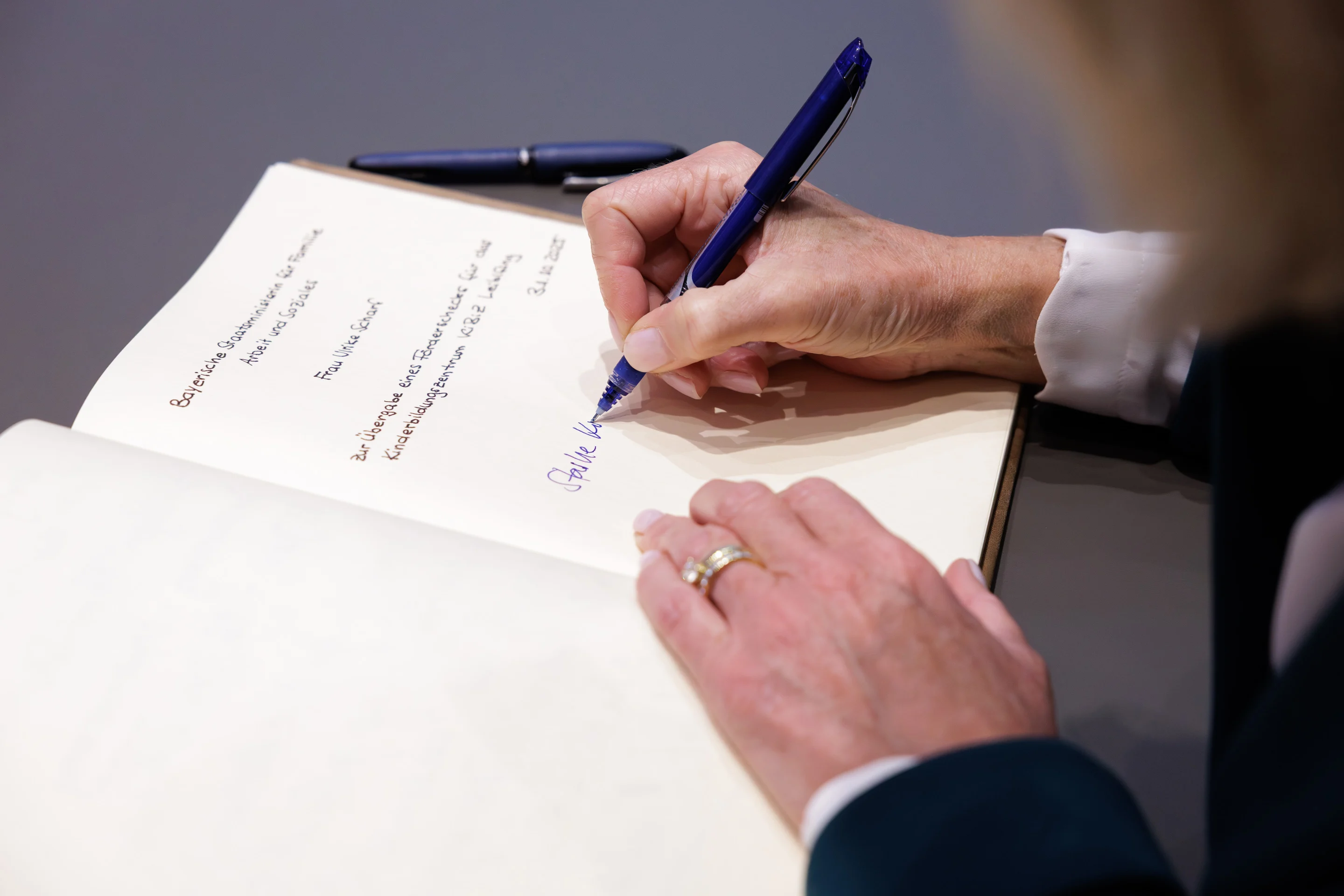 Eintragung ins „Goldene Buch“ der Gemeinde Leiblfing