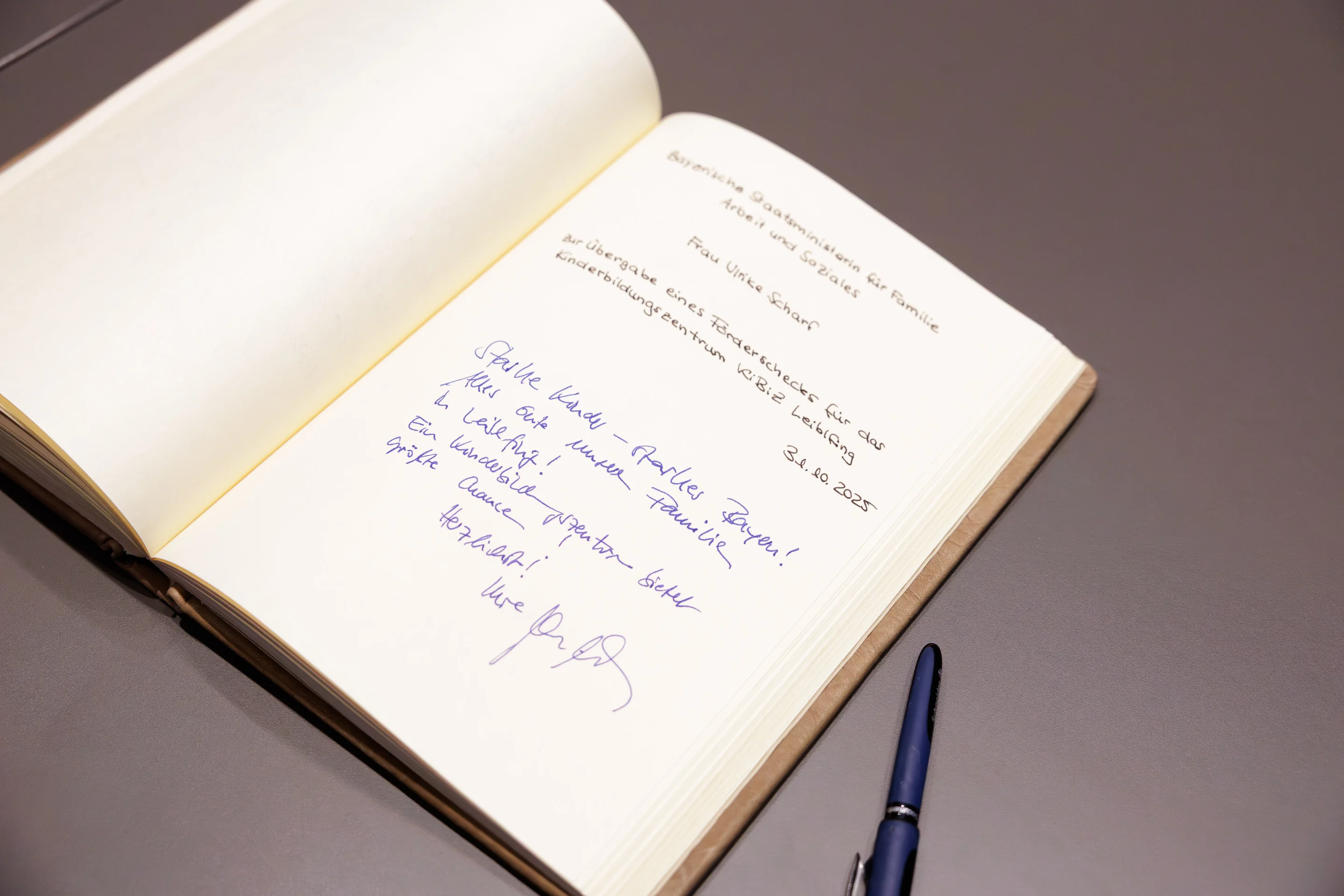 "Starke Kinder – starkes Bayern"; Eintrag im "Goldenen Buch"