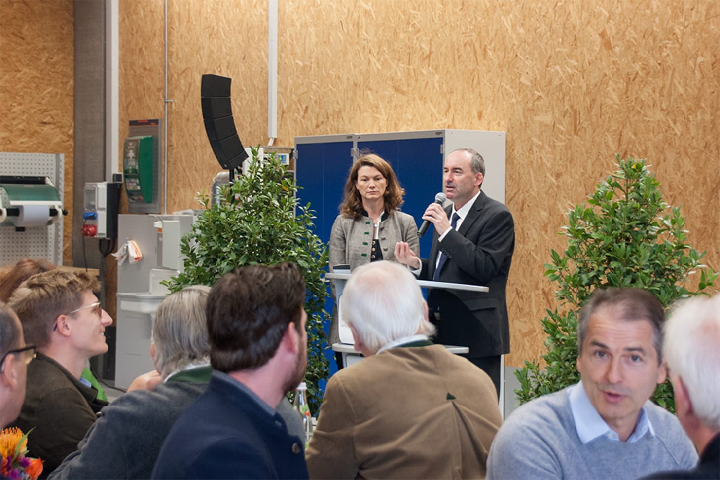 Der Bayerische Wirtschaftsminister Hubert Aiwanger mit Landrätin Tanja Schweiger