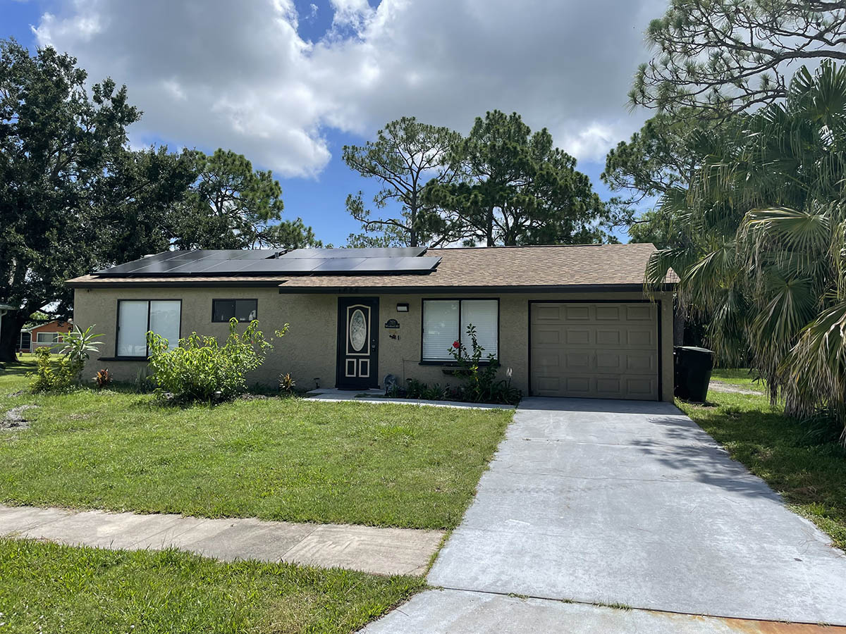 Fully furnished 2 bed 2 bath house in North Port, FL minutes away from the beach.