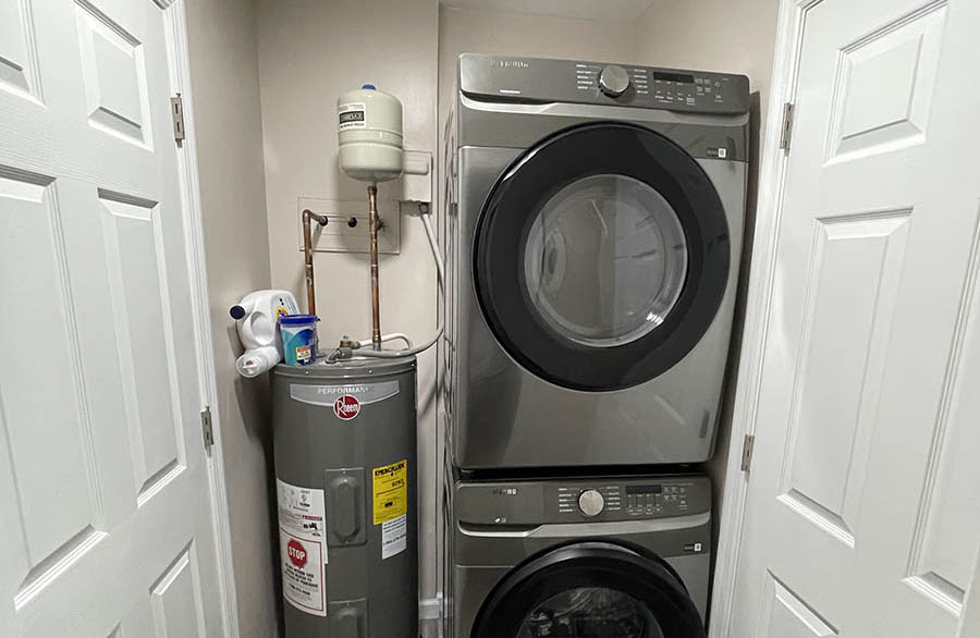 Fully furnished 2 bed 2 bath house in North Port, FL minutes away from the beach.