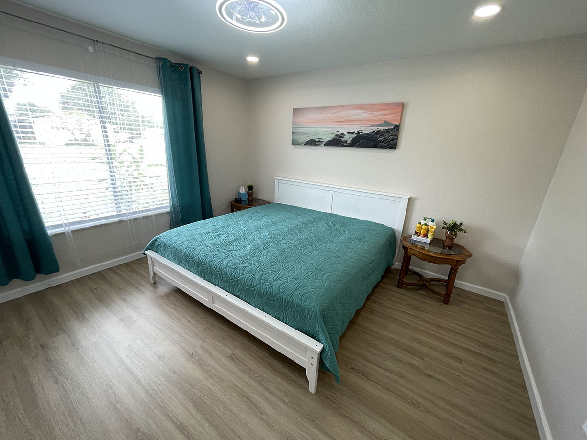 Fully furnished 2 bed 2 bath house in North Port, FL minutes away from the beach.