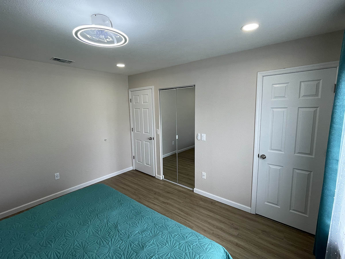 Fully furnished 2 bed 2 bath house in North Port, FL minutes away from the beach.